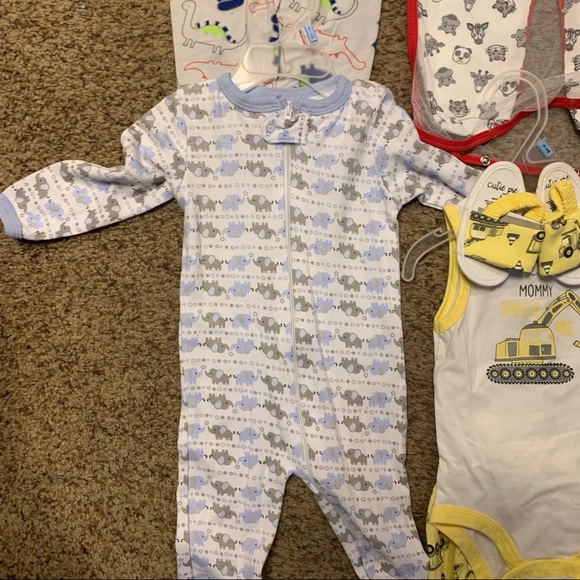 Baby Boys Outfit Lot 6-9 MOS Bundle Baby Shower Clothes Lot matching sets - Picture 5 of 6